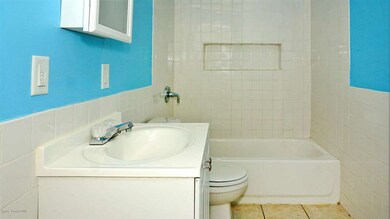 517 Clarke St-23