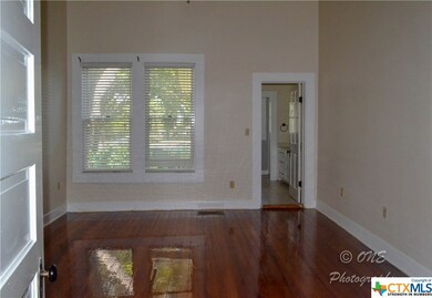215 Scott St, San Marcos, TX 78666 - photo 4