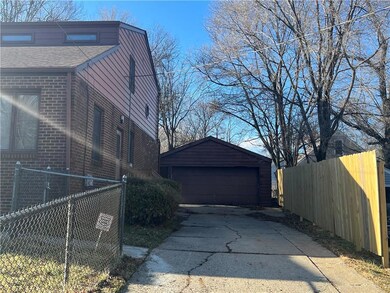 Driveway/Garage