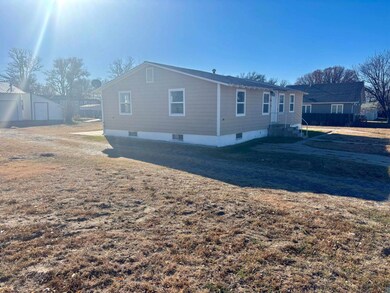 311 E Whittier St, Saint Francis, KS 67756 - photo 4