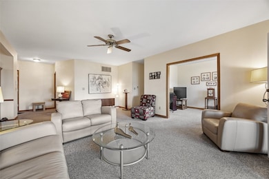 4745 Westchester Dr NE unit A, Cedar Rapids, IA 52402 - photo 3