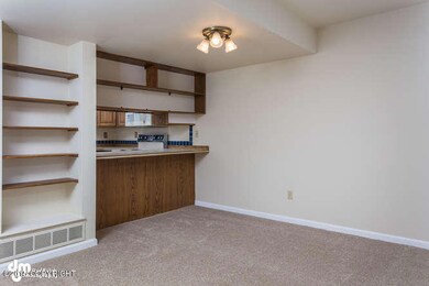 Breakfast Bar & Dining Area
