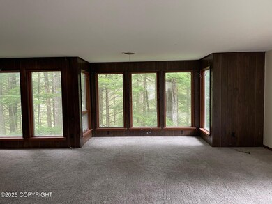 Olsen - 772 amundsen Living Room 3