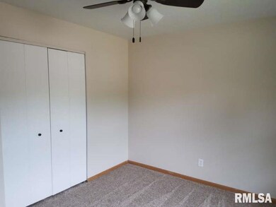 5515 Hillandale Rd, Davenport, IA 52806 - photo 7