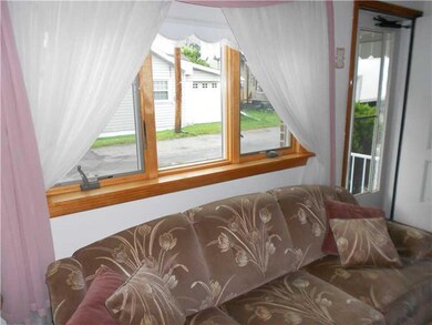 Living Room. NOTE THE QUALITY WOOD ANDERSON WINDOW