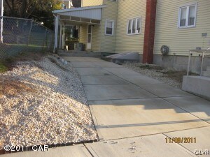 Nice private driveway!