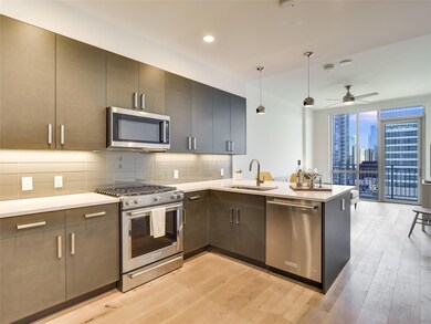 Kitchen with appliances with stainless steel fini