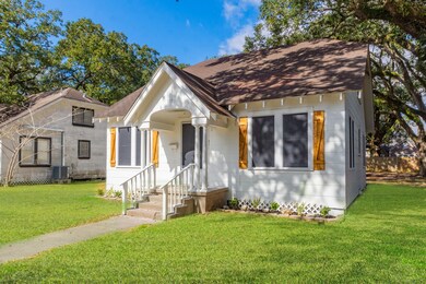 608 W Dumble St, Alvin, TX 77511 - photo 2