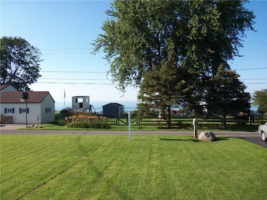 LAKEVIEW FROM FRONT PORCH-WATCH THE BOATS GO BY!