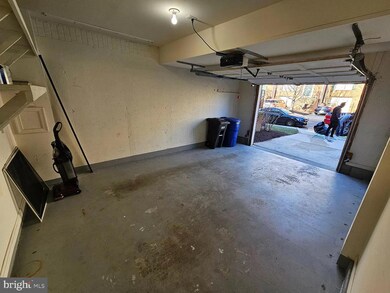 8105 Madrillon Springs Ln, Vienna, VA 22182 - photo 4