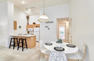 Kitchen, breakfast bar & dining area