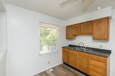 914 Lewis Ave, Des Moines, IA 50315 - photo 7