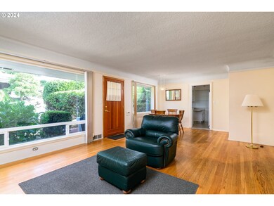Living Room/Entrance