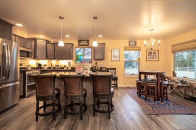 Kitchen & Dining