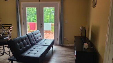 7 Dining Area to Deck