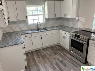 827 E Cedar St, Seguin, TX 78155 - photo 6