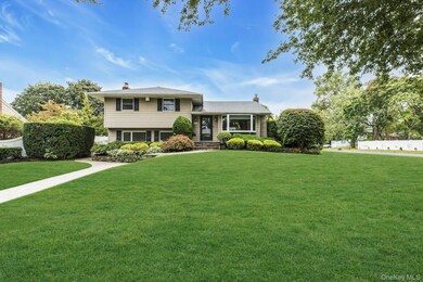 12 Whitebirch Ln, ComMacK, NY 11725 - photo 2