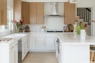 A chef’s kitchen with generous storage showcases top-of-the-line Bosch appliances and an effortless blend of form and function.