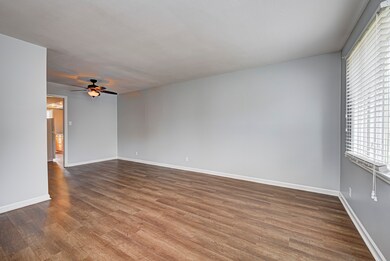 8526 Canterbury Square W, Indianapolis, IN 46260 - photo 6