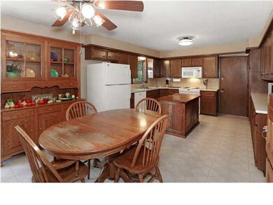 Nice Size Country Kitchen - Great Setting For Conv