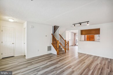 20573 Lowfield Dr, Germantown, MD 20874 - photo 6