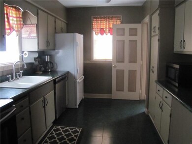 The kitchen is fully equipped and includes a stain