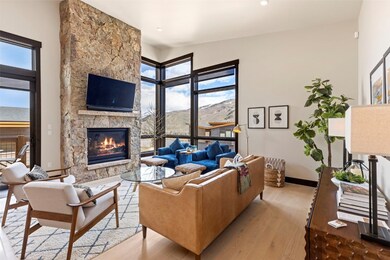 Living room with a mountain view, plenty of natura