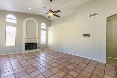 844 E Courtney-12