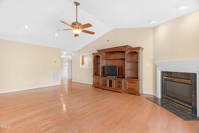 7-web-or-mls-3027 Maple Ave-7