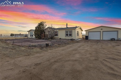 Manufactured / mobile home featuring a detached ga