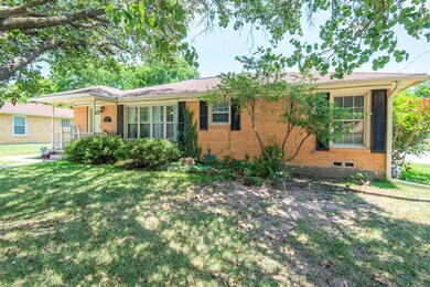 1302 Whaley Dr, Gainesville, TX 76240 - photo 3