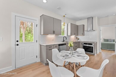 Kitchen & Breakfast Area