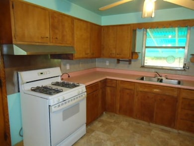 KITCHEN W/ GAS RANGENEW FLOORING (2016)