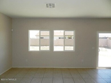 022-205351-LivingRm