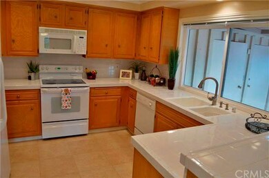 Beautiful Kitchen, sparkling clean!