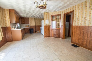 25 Clinton St, Chicopee, MA 01013 - photo 7