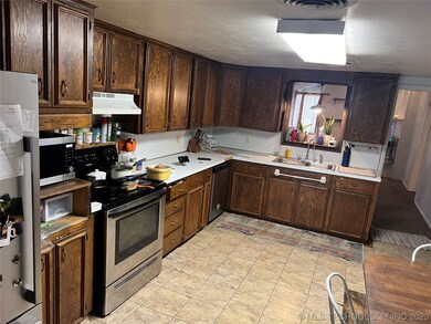 811 E Tulsa Ave, Sulphur, OK 73086 - photo 2
