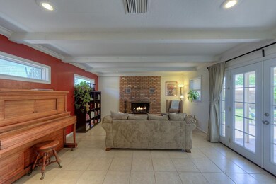 005_Family Room 2