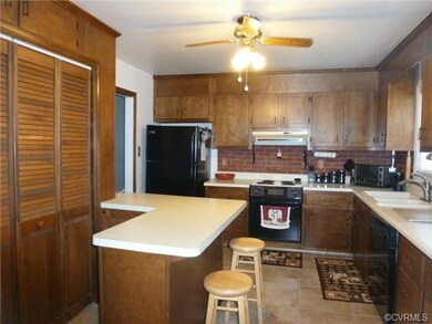 Cute and Great Working, Functional Kitchen! Servin
