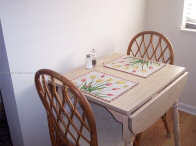 EAT-IN KITCHEN