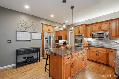 Spacious kitchen w/granite, stainless steel applia