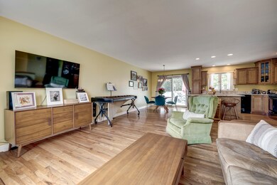 1621 Warbler Dr, Naperville, IL 60565 - photo 5