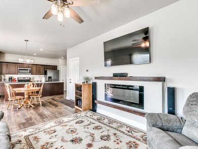 1256 Apache St-27