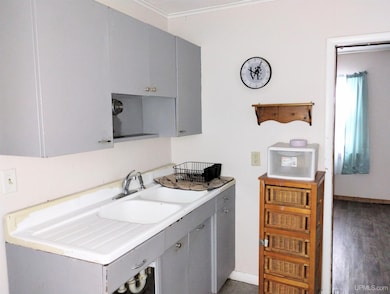 203.5 S Lincoln Rd, Escanaba, MI 49829 - photo 2