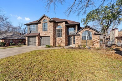 View of front property featuring a front lawn and 