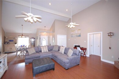 Living room is 21' x 20', has 2 ceiling fans, lami