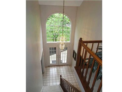 Entry/Foyer.