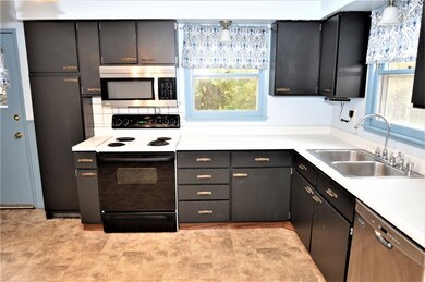 1101 38th St SE, Cedar Rapids, IA 52403 - photo 7