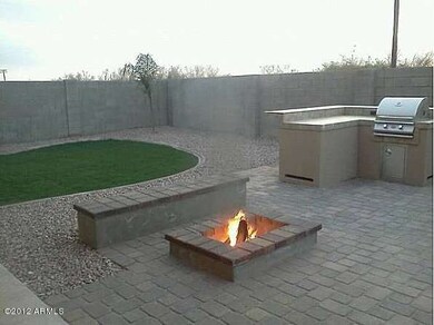 Beautiful Back yard with firepit and Bui