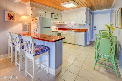 Kitchen w/Bar Seating